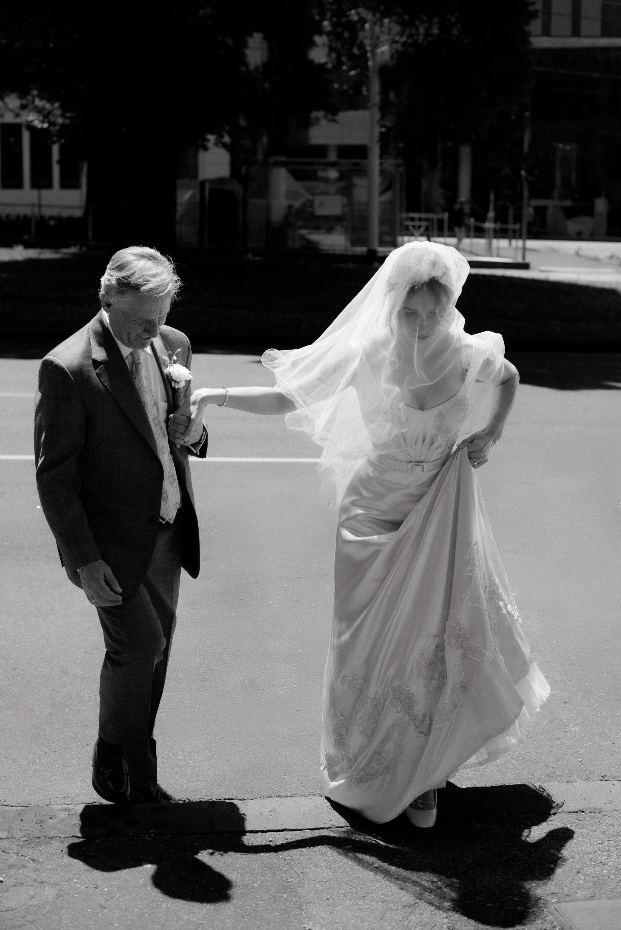 A black and white photo of the bride and her father arriving at the church in Melbourne.